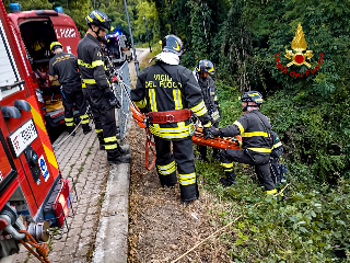 Incidente sulla strada per Superga, 3 ragazzi precipitati con l’auto per 15 metri. Salvati